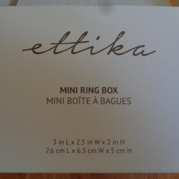 SQUARE MINI RING AND DISPLAY BOX by Ettika in gold NIB - Picture 2 of 7